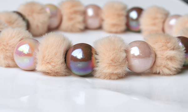 Perlenkette für Hunde: Plüsch Halskette mit Acryl Perlen als Luxus Variante